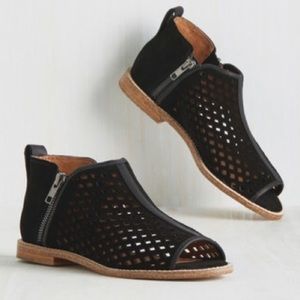 Kelsi Dagger sued 2 sided zip bootie